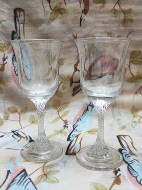 2 Vintage Cordial Liquor Glasses With Twisted Stem Rooting Garbenia Vase EUC